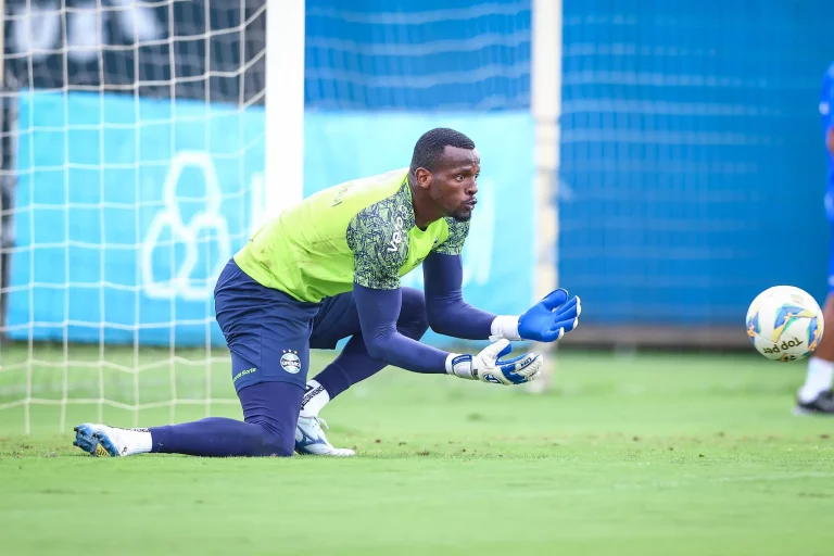 Goleiro Caíque Ganha Sequência para Confronto Contra o Caxias