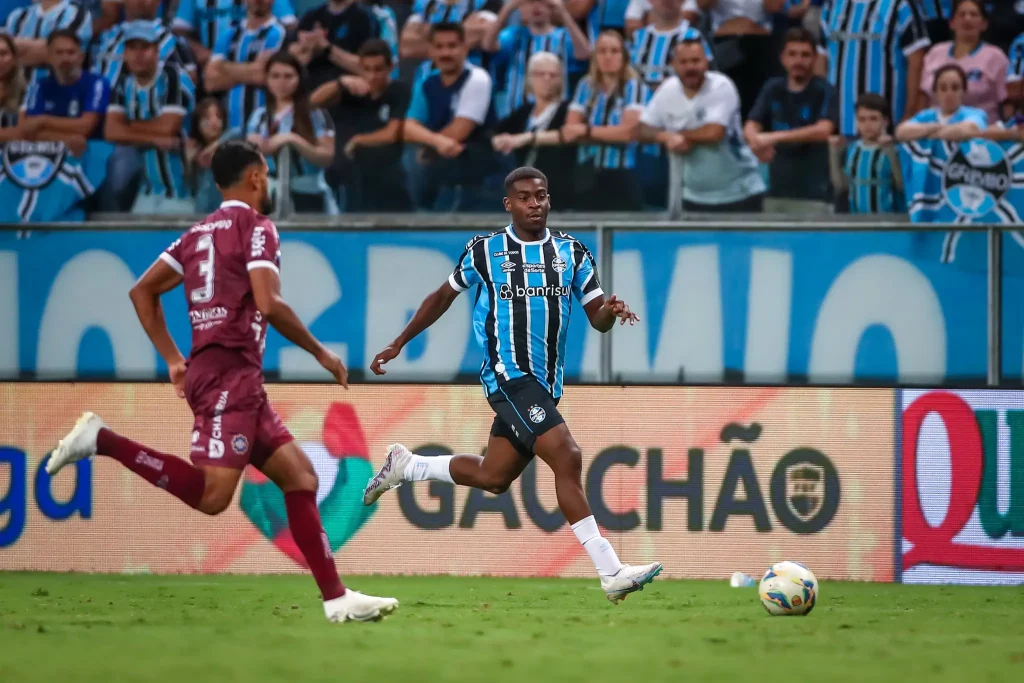 Como anda a lateral esquerda do Grêmio