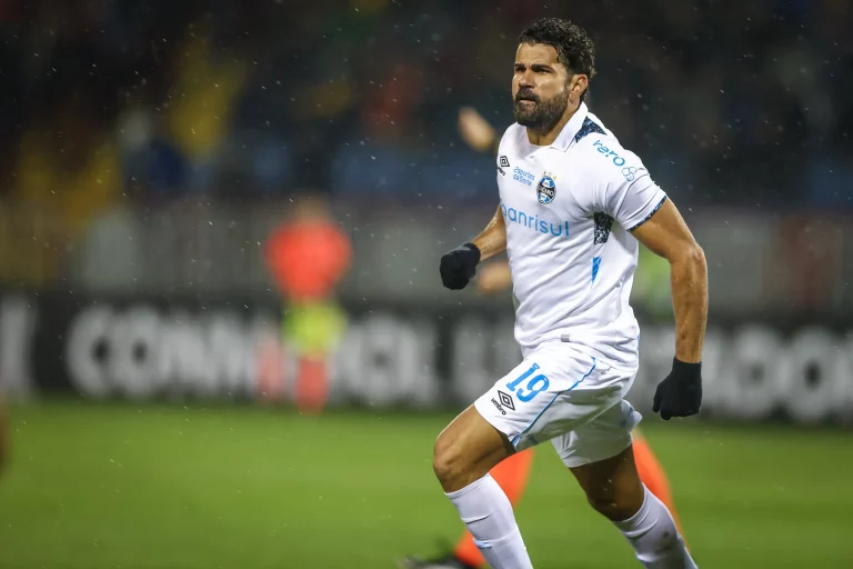 Sem jogar há 2 meses pelo Grêmio; saiba quando Diego Costa deve retornar ao time