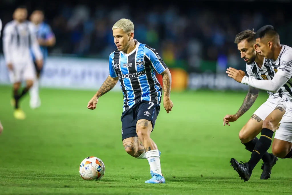 Grêmio busca contratações na janela de transferências