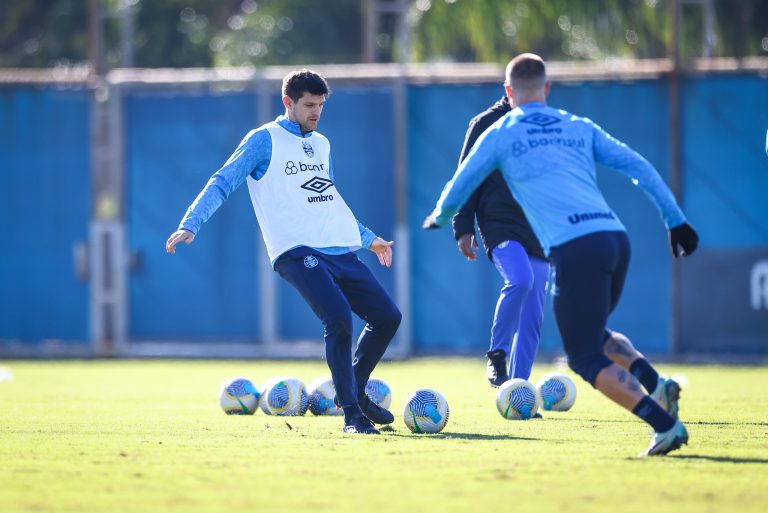 O treinamento para enfrentar o Palmeiras está sendo realizado pelo Grêmio com intensidade e foco na estratégia de jogo.