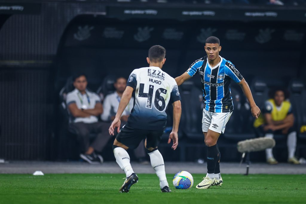 Gustavo Nunes em ação contra o Corinthians.