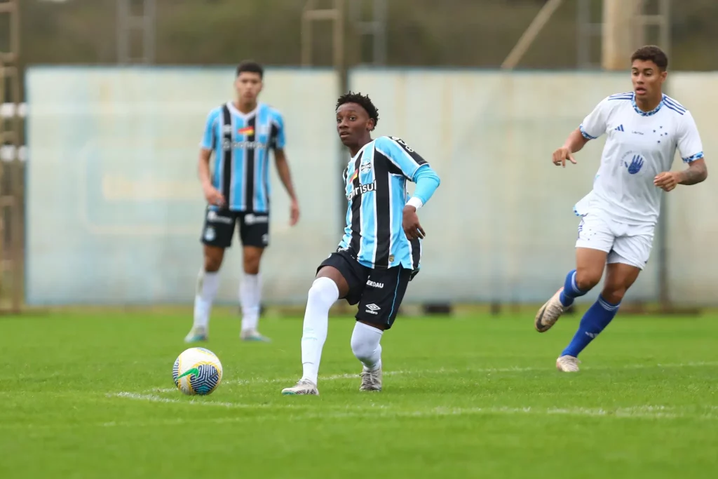 Grêmio busca reforço, venda de promessa e desfalque