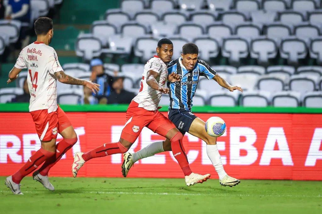 Jovem promessa da base recebe chance no Grêmio