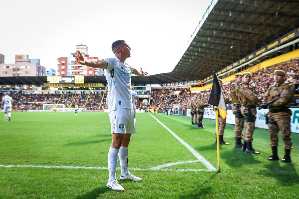 Monsalve encanta e Grêmio planeja compra de mais direitos