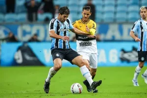 Grêmio enfrenta o Criciúma em busca de uma vitória para avançar na tabela